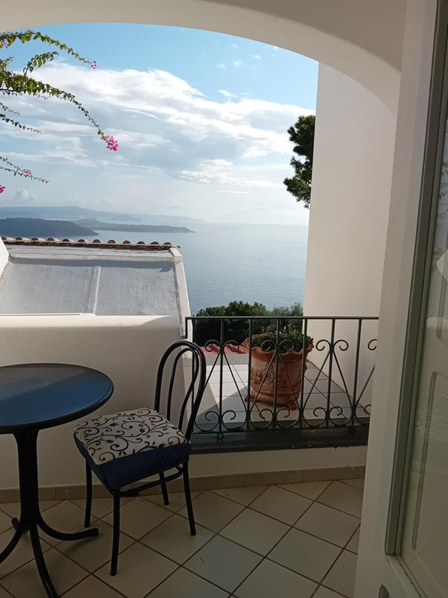 Camera Matrimoniale con Balcone e Vista Mare